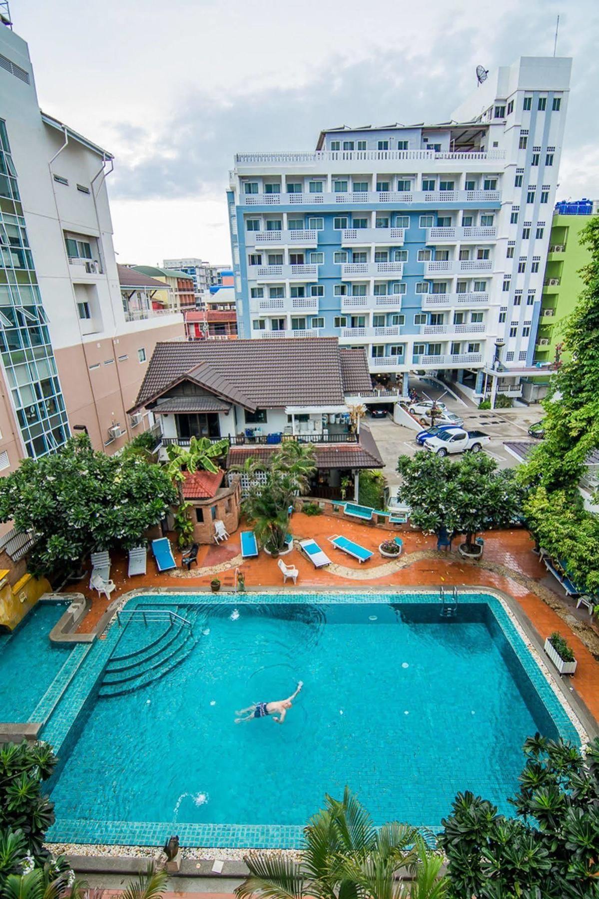Sutus Court 1 Hotell Pattaya Exteriör bild