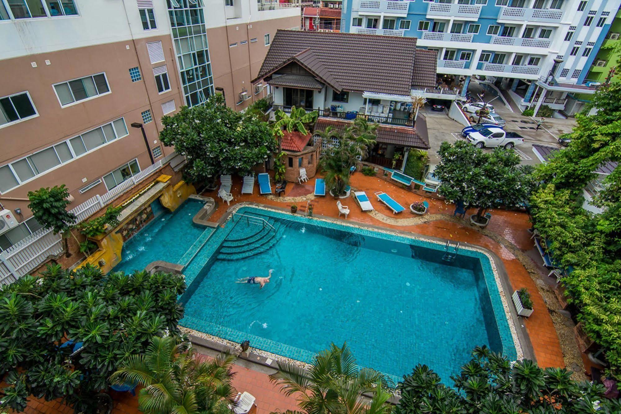 Sutus Court 1 Hotell Pattaya Exteriör bild